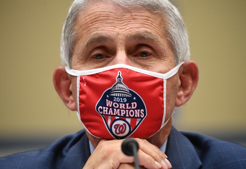 &copy; Reuters. Foto de archivo: El Dr. Anthony Fauci, director del Instituto Nacional de Alergias y Enfermedades Infecciosas, testifica durante la audiencia del Subcomité de la Cámara baja sobre la Crisis del Coronavirus en Washington, D.C., EEUU.