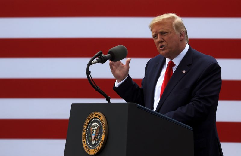 &copy; Reuters. El presidente de los Estados Unidos, Donald Trump, pronuncia unas palabras en el acorazado USS Carolina en el Norte en Wilmington, Carolina del Norte