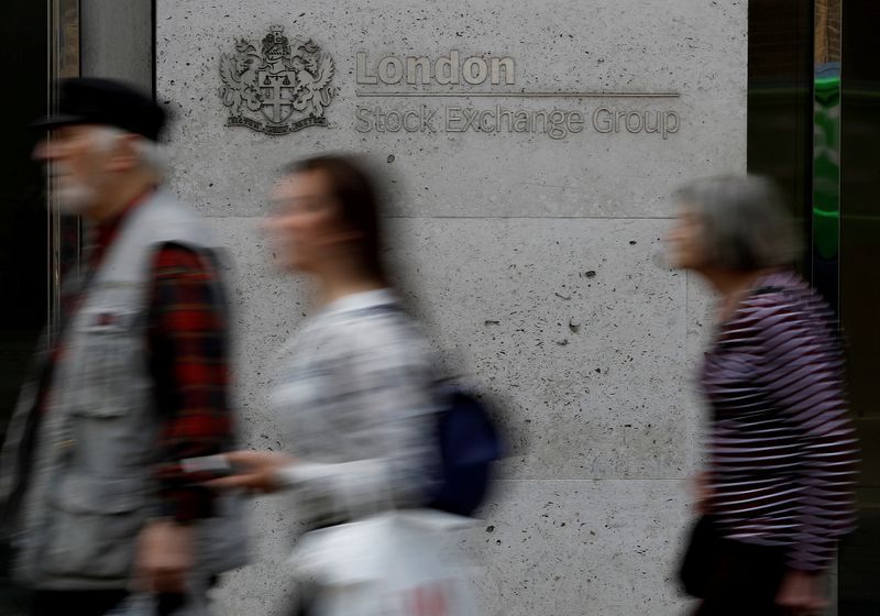 &copy; Reuters. FILE PHOTO: People walk past the entrance of the London Stock Exchange