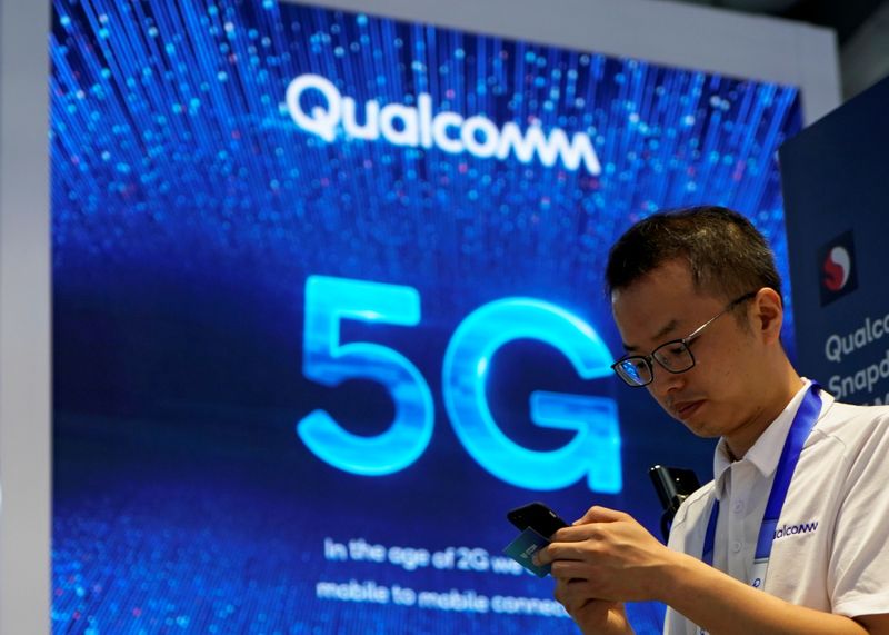 &copy; Reuters. FILE PHOTO: Signs of Qualcomm and 5G are pictured at Mobile World Congress (MWC) in Shanghai