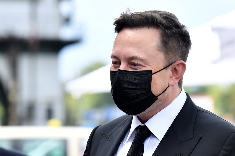 &copy; Reuters. Elon Musk wears a protective mask as he arrives to attend a meeting with the leadership of the conservative CDU/CSU parliamentary group, in Berlin