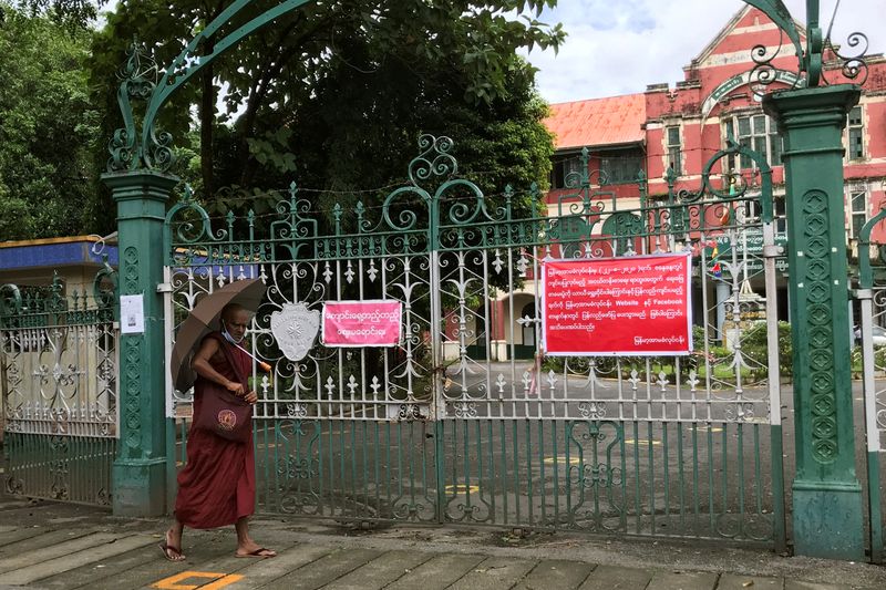&copy; Reuters. FILE PHOTO: Coronavirus disease (COVID-19) outbreak, in Yangon