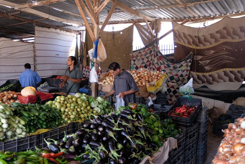 &copy; Reuters. People shop at a vegetable market in Sirte
