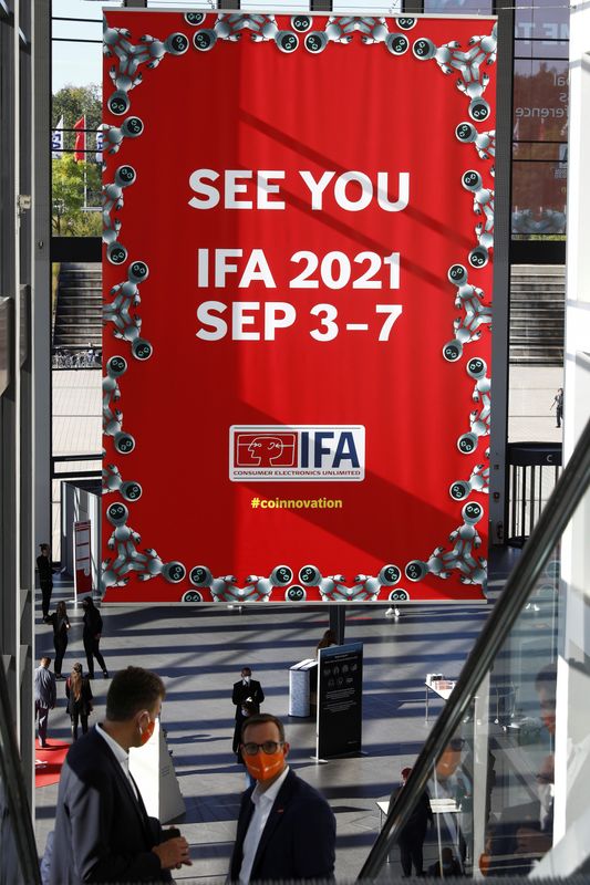 © Reuters. Visitors arrive at the IFA consumer technology fair, in Berlin