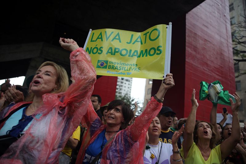 &copy; Reuters. Manifestantes fazem ato a favor da Lava Jato em São Paulo