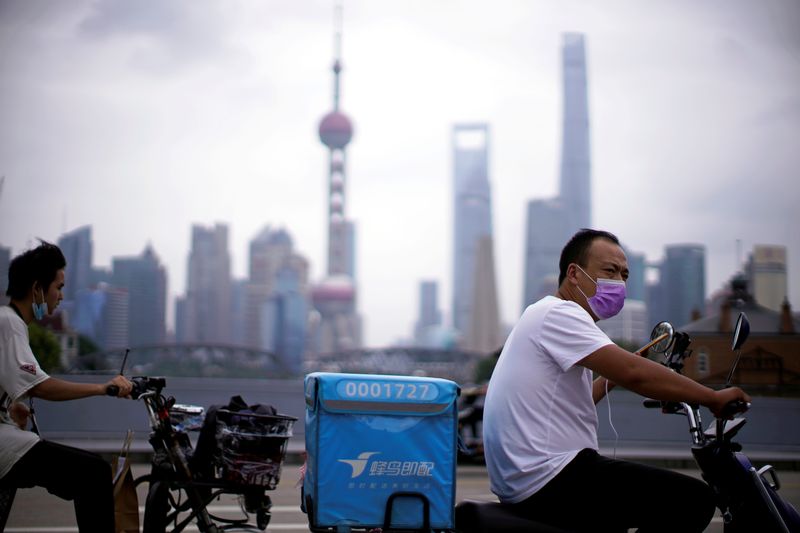 &copy; Reuters. Entregadores no distrito financeiro de Lujiazui em Xangai