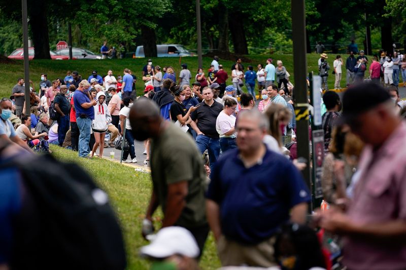 © Reuters. FILE PHOTO: Hundreds of people line up outside a Kentucky Career Center hoping to find assistance with their unemployment claim in Frankfort