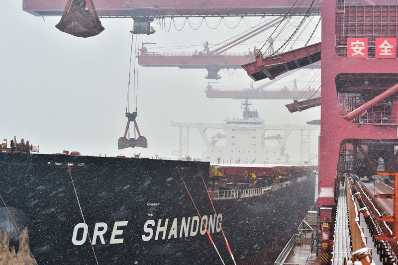 &copy; Reuters. Desembarque de minério no porto de Qingdao