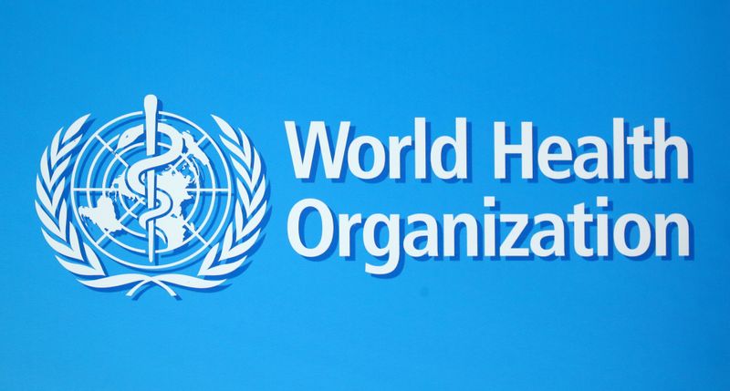 &copy; Reuters. FOTO DE ARCHIVO: Logo de la Organización Mundial de la Salud (OMS) en una rueda de prensa en Ginebra