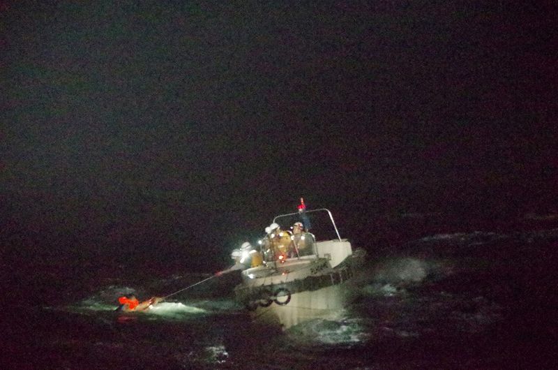 &copy; Reuters. Un miembro de la tripulación del Gulf Livestock 1 es rescatado por la guardia costera de Japón en el Mar de China Oriental