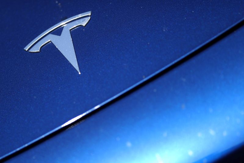 © Reuters. The Tesla logo is seen on a car in Los Angeles