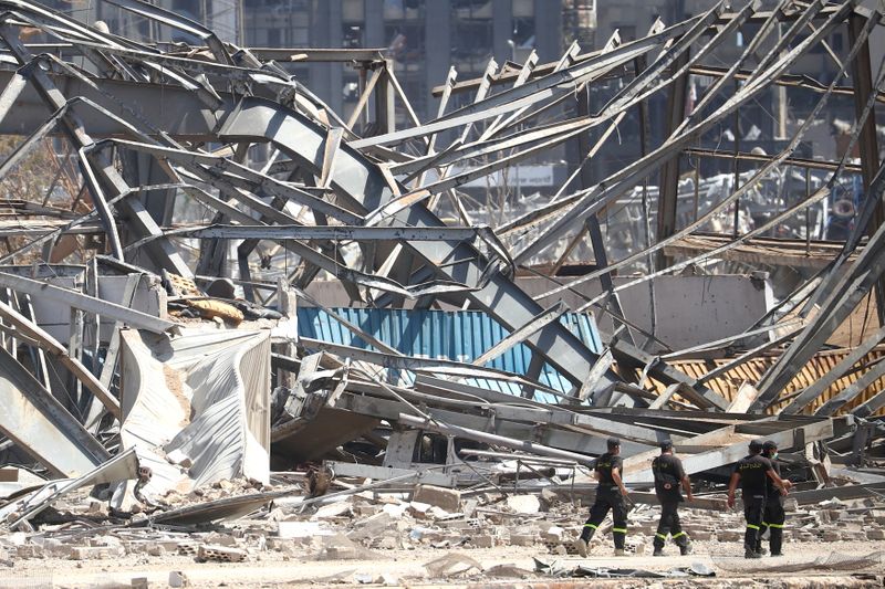 &copy; Reuters. منقذ: رصد إشارات على وجود أحياء تحت الأنقاض بعد شهر من انفجار مرفأ بيروت