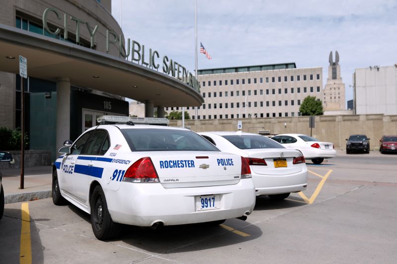 © Reuters. Police cars at City Public Safety Building in Rochester, New York