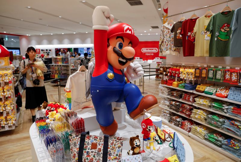 &copy; Reuters. Personagem de video game Super Mario em loja em Tóquio