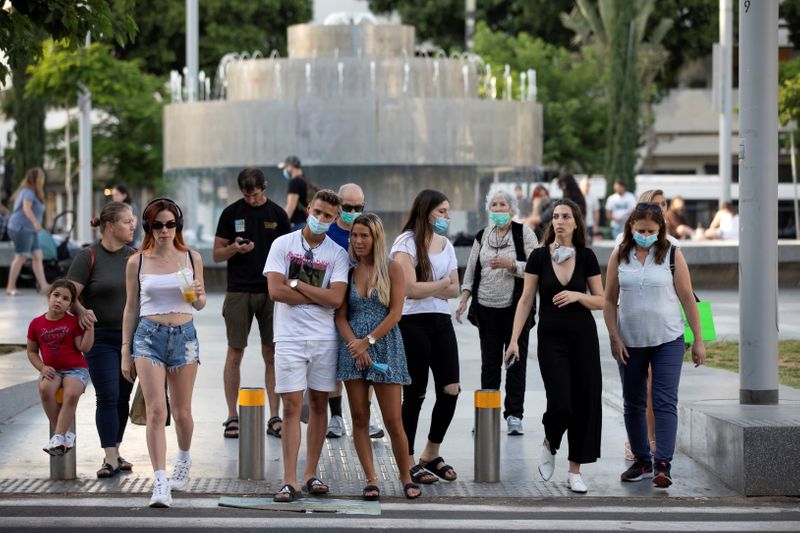 &copy; Reuters. Pedestres em praça de Tel Alviv