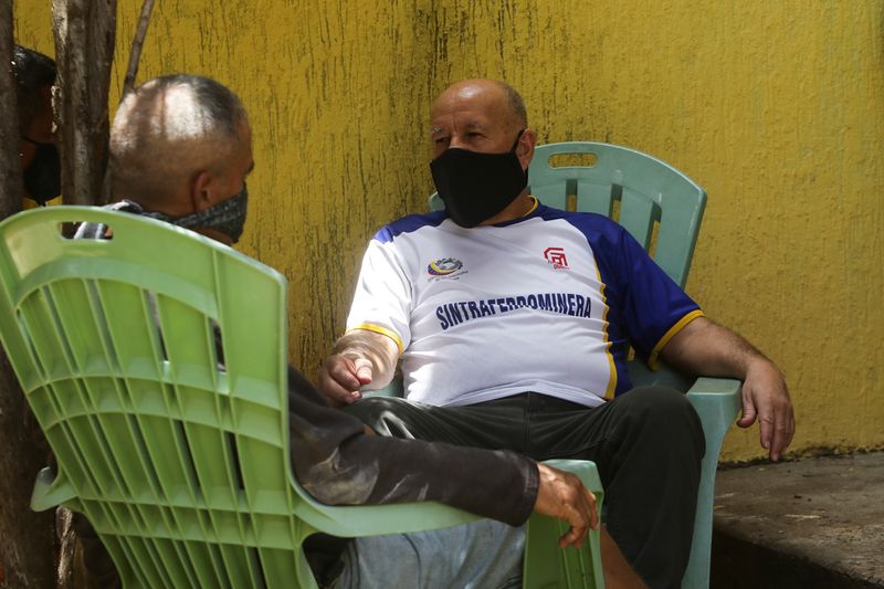 © Reuters. Trade union leader Ruben Gonzalez, speaks with a friend after being released from prison due to Venezuela's president Nicolas Maduro pardon, in Puerto Ordaz