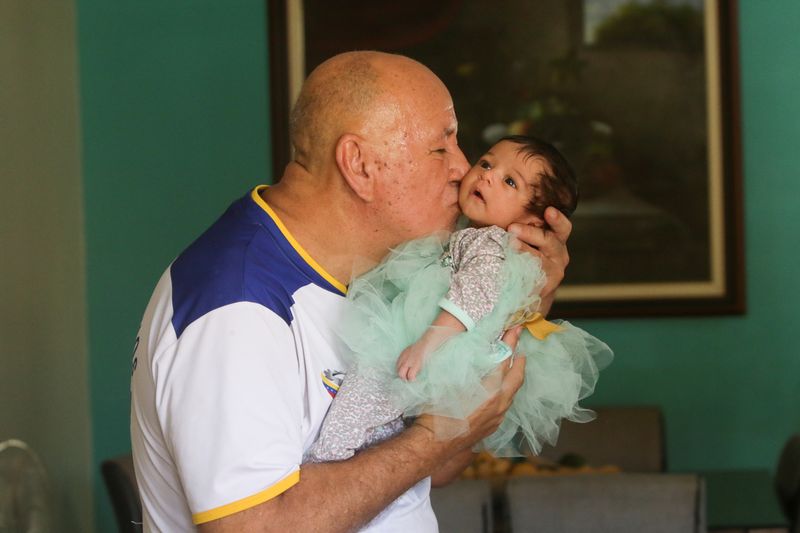 © Reuters. Trade union leader Ruben Gonzalez hugs his granddaughter after being released from prison due to Venezuela's president Nicolas Maduro pardon, in Puerto Ordaz