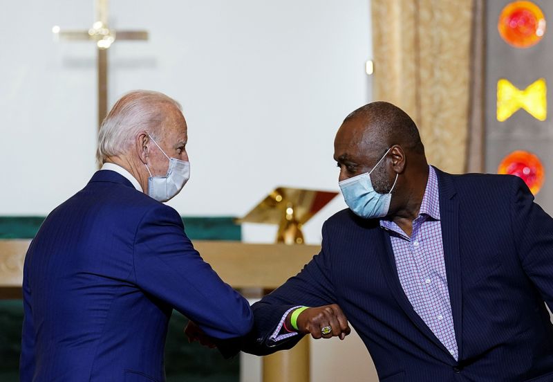 &copy; Reuters. Candidato democrata à Presidência dos EUA, Joe Biden, cumprimenta Tim Mahone, presidente da Fundação Mahone, durante encontro comunitário em igreja e Kenosha