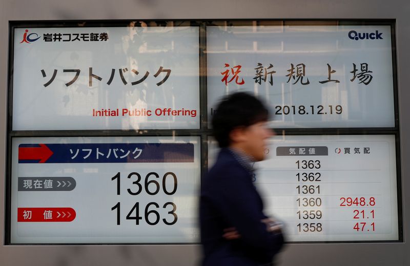 &copy; Reuters. Un passante vicino alla borsa di Tokyo, 19 dicembre 2018