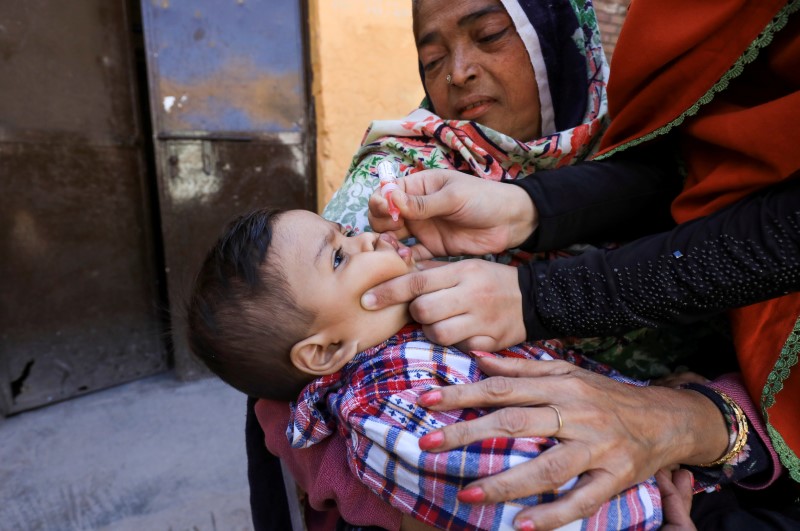 &copy; Reuters. FOTO DE ARCHIVO: Un niño recibe la vacuna contra la polio en una tienda de campaña instalada en Peshawar, Pakistán. REUTERS/Fayaz Aziz