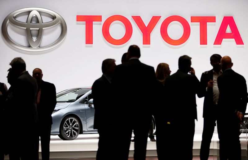 &copy; Reuters. Логотип Toyota на автосалоне в Женеве