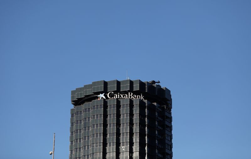 &copy; Reuters. Il logo di Caixabank nel quartier generale del gruppo a Barcellona, 4 settembre 2020