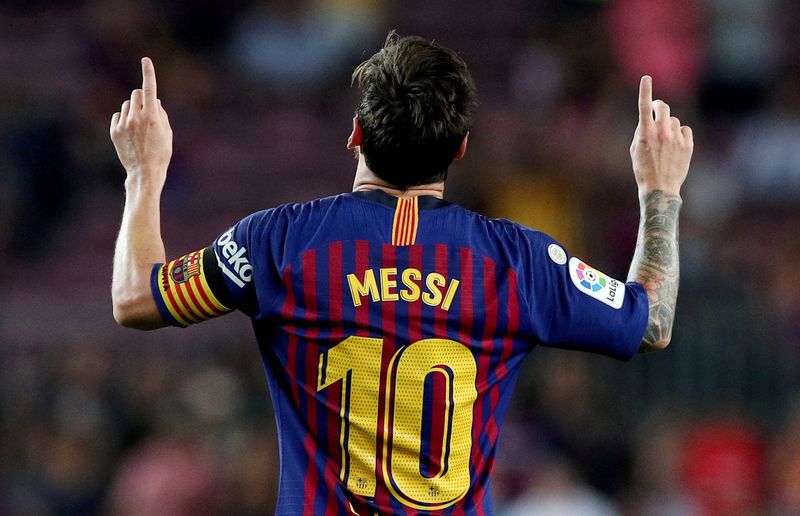 &copy; Reuters. FOTO DE ARCHIVO: El argentino Leo Messi celebra un gol ante el Alavés durante un partido de Liga de la temporada 2017/18