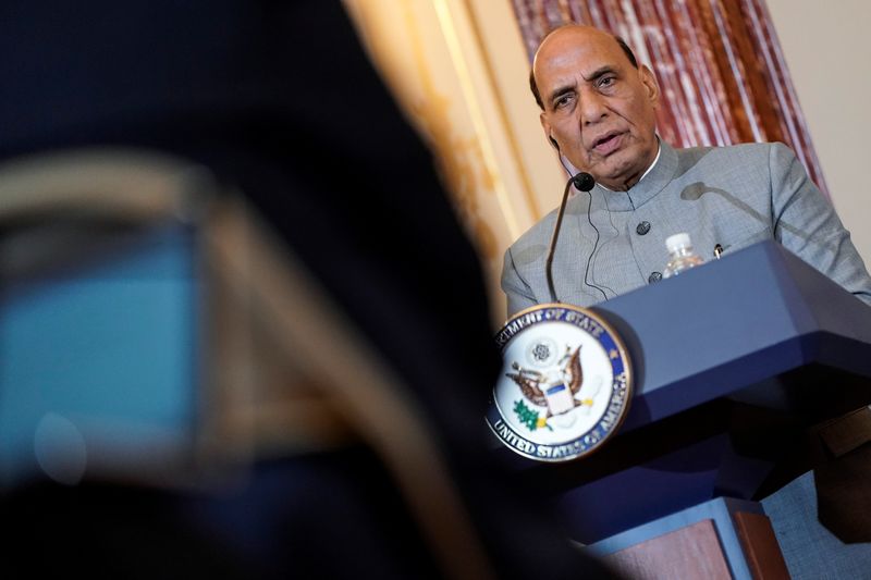 © Reuters. Indian Minister of Defense Shri Rajnath Singh speaks to the media after the 2019 U.S.-India 2+2 Ministerial Dialogue at the State Department in Washington