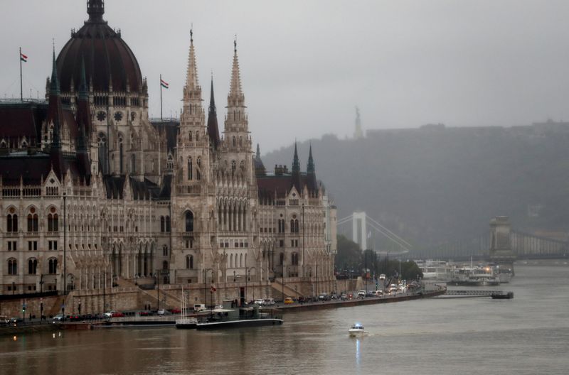 &copy; Reuters. FILE PHOTO: The Danube river in front of the Hungarian Parliament in Budapest, Hungary