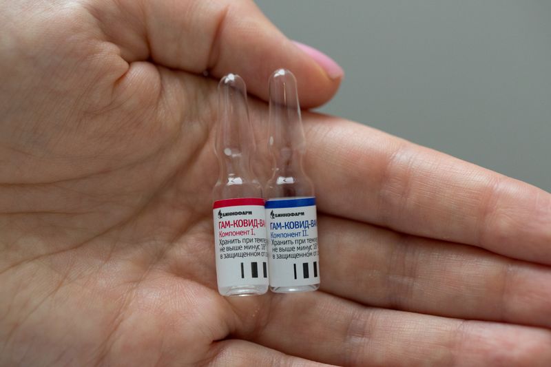&copy; Reuters. Funcionário mostra frascos com potencial vacina russa contra Covid-19 perto de Moscou