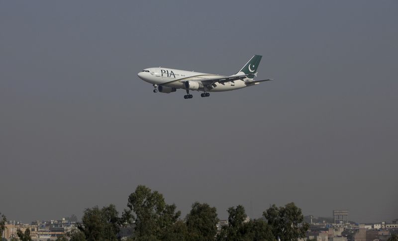 &copy; Reuters. FILE PHOTO: A Pakistan International Airlines (PIA) passenger plane arrives at the Benazir International airport in Islamabad, Pakistan