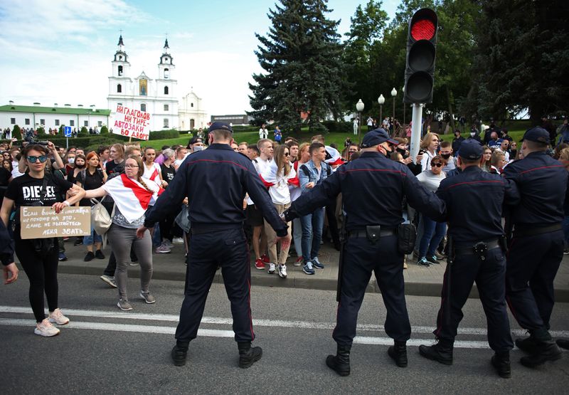 &copy; Reuters. Students protest against presidential election results in Minsk