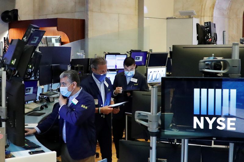 &copy; Reuters. Трейдеры на фондовой бирже в Нью-Йорке