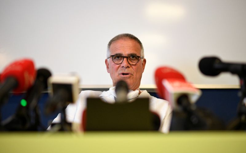 © Reuters. Professor Alberto Zangrillo, head of ICU at San Raffaele Hospital, speaks during a news conference, in Milan