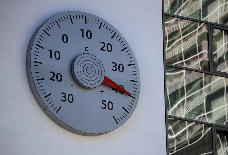 &copy; Reuters. FILE PHOTO: A thermometer mounted on a wall of the headquarters of the United Nations Framework Convention on Climate Change (UNFCCC) shows a temperature of 40 Celsius degrees in Bonn