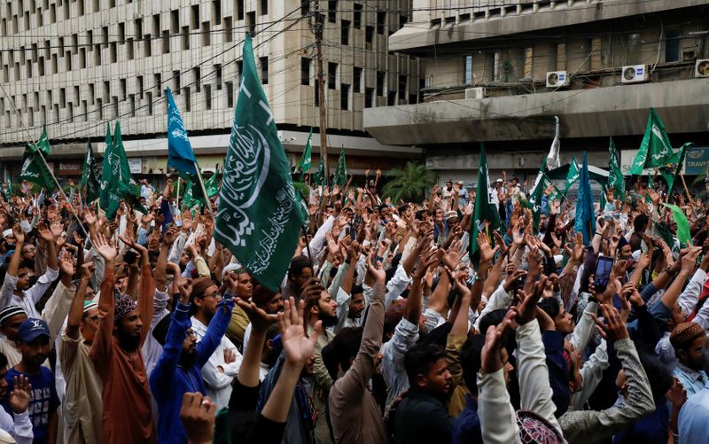 &copy; Reuters. الآلاف يحتجون في باكستان على إعادة نشر رسوم النبي محمد في فرنسا