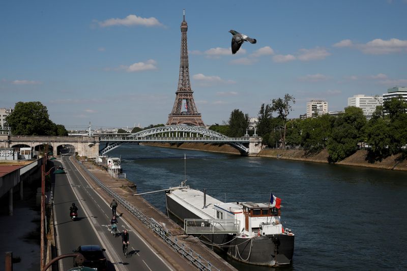&copy; Reuters. FILE PHOTO: People ride bicycles on a bike path on the banks of the river Seine near the Eiffel tower in Paris