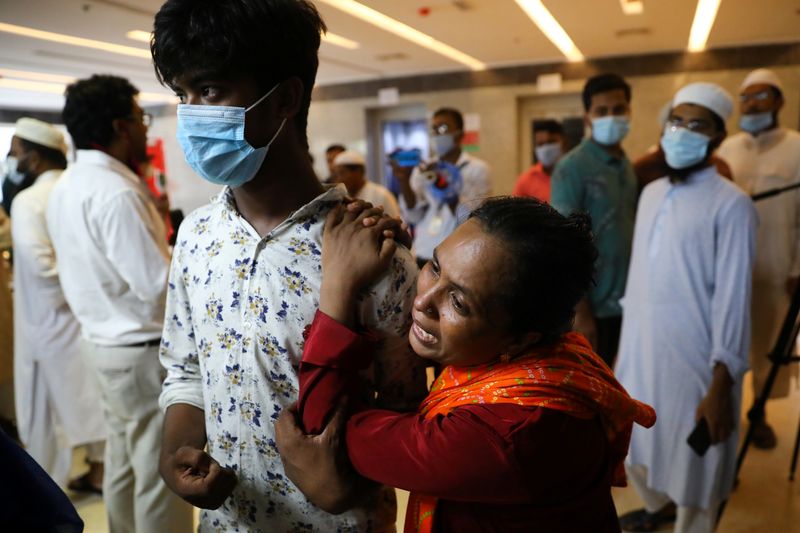 &copy; Reuters. مقتل 13 مصليا في انفجار خط أنابيب غاز قرب مسجد ببنجلادش