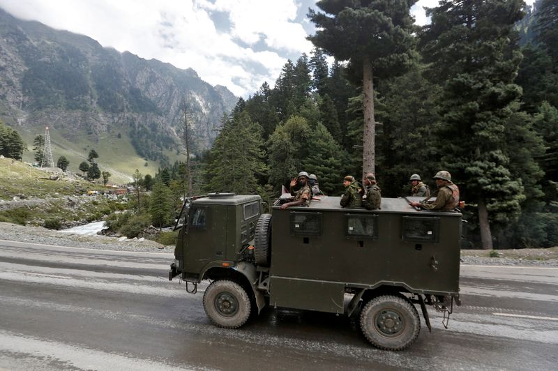 &copy; Reuters. FOTO DE ARCHIVO: Soldados indios en un camión en la carretera que lleva a la región de Ladakh, en Cachemira