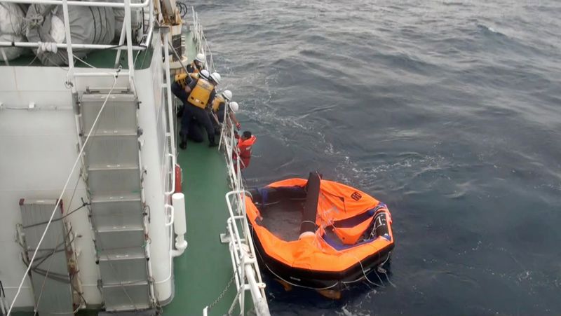 © Reuters. Un miembro de la tripulación del barco de ganado Gulf Livestock 1, que naufragó el pasado miércoles en el mar de la China Oriental, es rescatado por la Guardia Costera de Japón en la isla de Amami Oshima