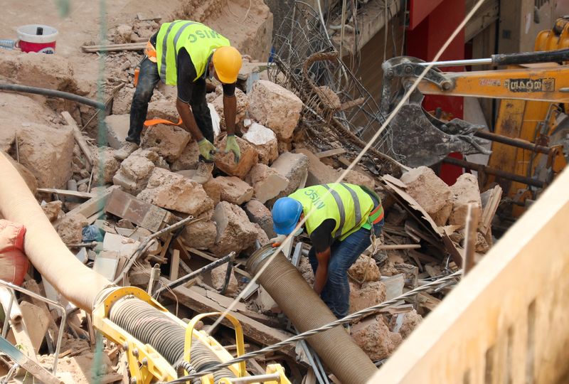 &copy; Reuters. Volunteers dig through the rubble of buildings which collapsed due to the explosion at the port area, after signs of life were detected, in Gemmayze, Beirut