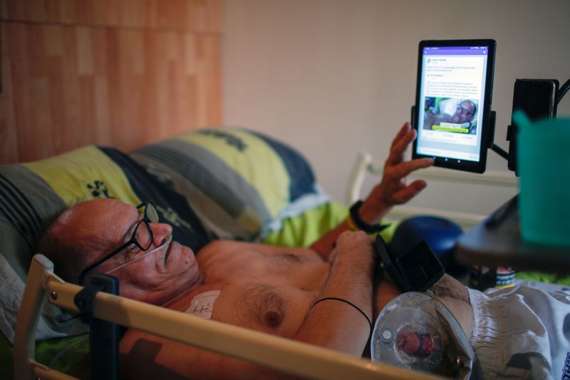 &copy; Reuters. FOTO DE ARCHIVO: Alain Cocq, de 57 años, en su cama medicalizada de Dijon, Francia