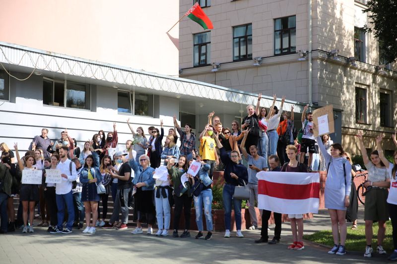   © Reuters. Estudiantes de la Universidad Estatal de Idiomas de Minsk participan en una manifestación en apoyo de sus compañeros encarcelados en Minsk 