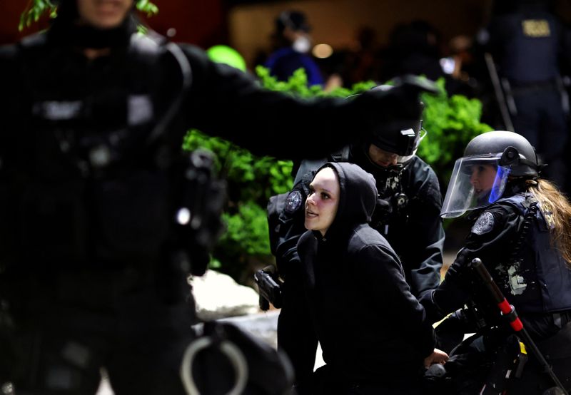 © Reuters. اعتقالات في بورتلاند الأمريكية مع اقتراب الاحتجاجات على العنصرية من يومها المئة