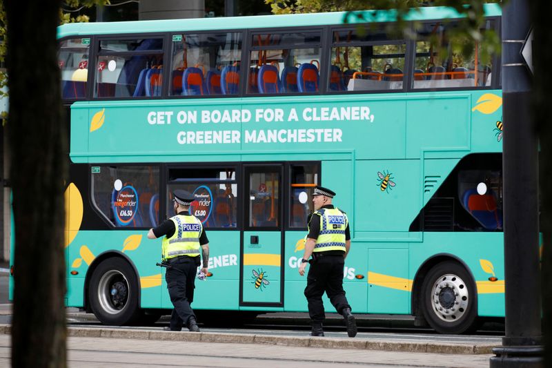 © Reuters. الشرطة البريطانية تحقق في تقارير بالعثور على مادة مريبة بحافلة في مانشستر