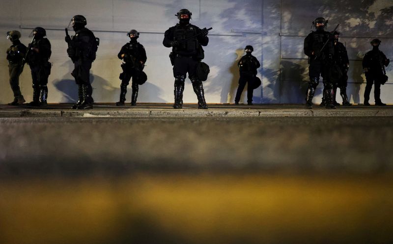&copy; Reuters. Agentes de policía durante las manifestaciones del viernes por la noche en Portland, Oregón