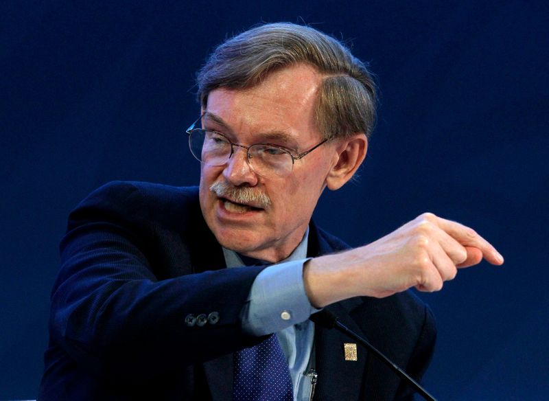 &copy; Reuters. World Bank President Robert Zoellick attends a panel during a B20 meeting prior to the G20 summit in Los Cabos