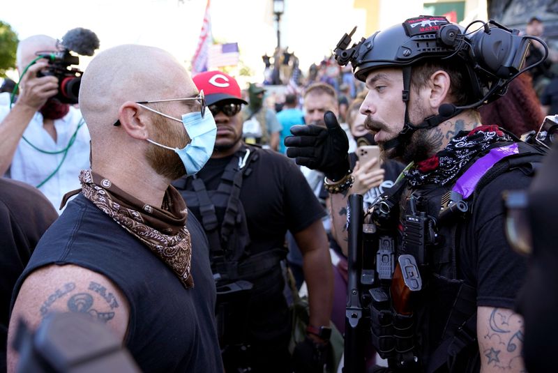 © Reuters. Far-right activists confront Black Lives Matter activists in Louisville