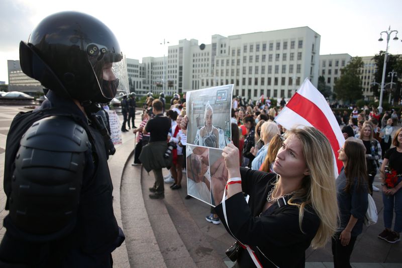 © Reuters. Women take part in a rally against police brutality following protests to reject the presidential election results in Minsk