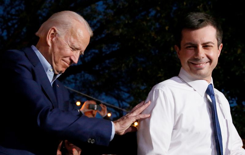 &copy; Reuters. FILE PHOTO: Former Democratic 2020 U.S. presidential candidate Buttigieg endorses former U.S. Vice President Biden&apos;s campaign for U.S. president during a Biden campaign event in Dallas